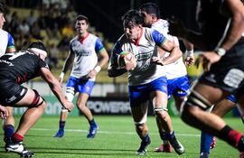 El Yacaré Felipe Puertas se desplaza con la ovalada entre la defensa del conjunto chileno Selknam, el sábado en el Héroes de Curupayty, del COP.