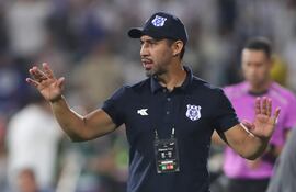 El paraguayo Eduardo Ledesma, entrenador de 2 de Mayo, en el partido frente a Alianza Lima por la revancha de la Fase 1 de la Copa Libertadores 2026 en el estadio Alejandro Villanueva, en Lima, Perú.