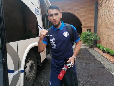 Junior Alonso, antes de abordar el bus.