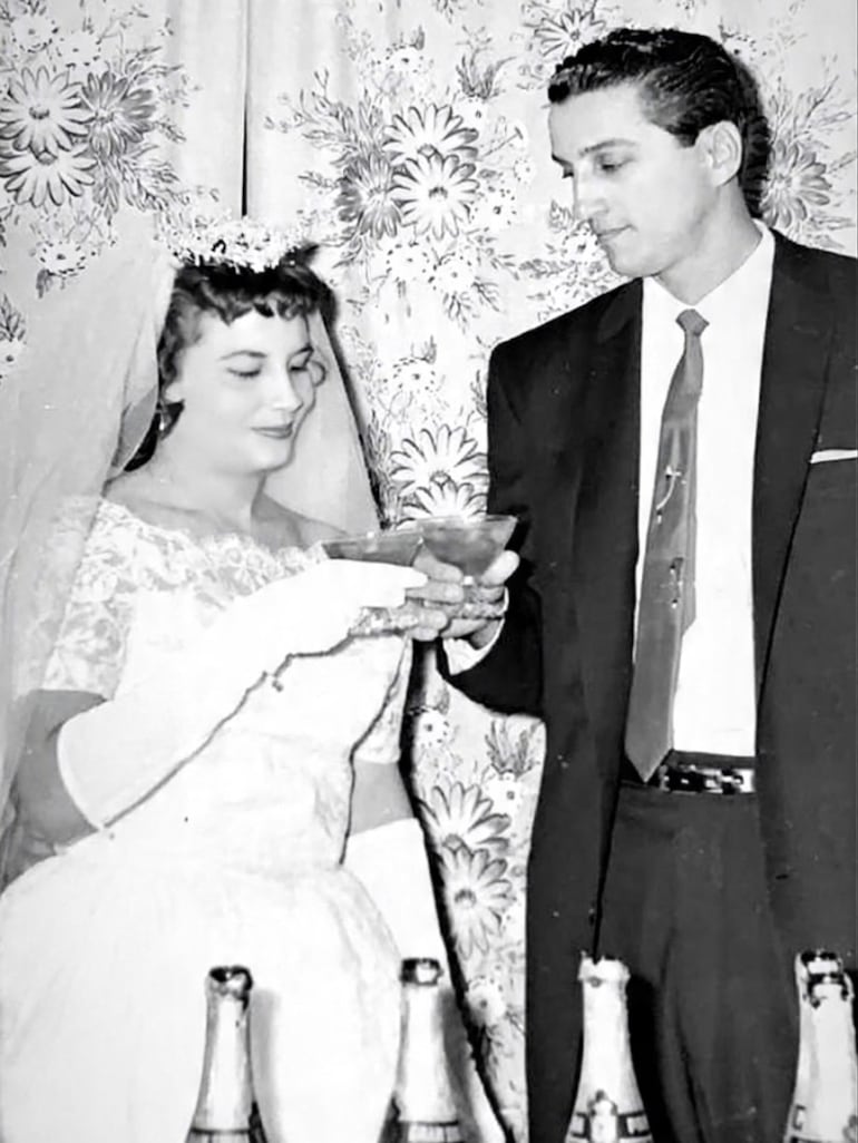 Los padres del actor Mario Cimarro. "Ya la imagino bailando con papá", expresó el actor al despedir a su madre. (Instagram/Mario Cimarro)