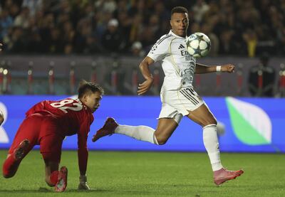 Kylian Mbappé, del Real Madrid, pasa el balón por encima del portero y concreta uno de los tres goles en el triunfo frente al Kairat.
