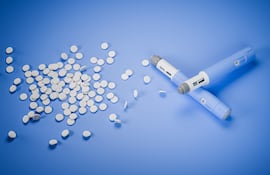 Medicamentos para bajar de peso, GLP-1, pastillas, inyectables, imagen ilustrativa.