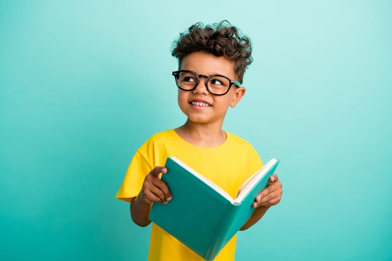 Niño leyendo.