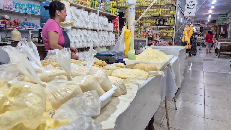 Vendedora con productos para preparar chipa, en la Feria Municipal La Placita de Encarnación.
