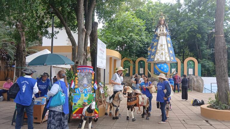 La escultura de la Virgen en Tupãsy Ykua también despierta la admiración de los peregrinos y visitantes.