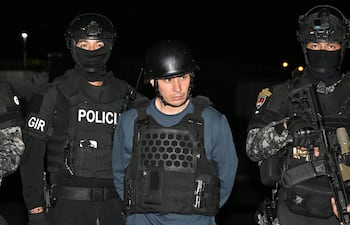 Ángel Aguilar, alias "Lobo Menor", llega al aeropuerto de Guayaquil, extraditado desde Colombia.