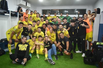 Integrantes del plantel de Recoleta FC, en el festejo de uno de los varios resultados positivos alcanzados en el torneo Apertura 2025.