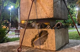 Emblemática obra de Carlos Colombino en la Plaza de los Desaparecidos.