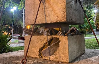 Emblemática obra de Carlos Colombino en la Plaza de los Desaparecidos.