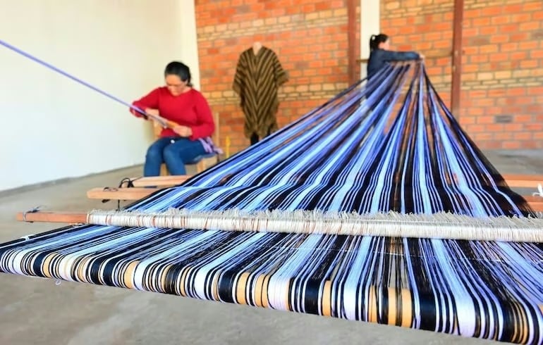 La elaboración del poncho de 60 listas en Piribebuy no es solo una artesanía, sino un legado cultural que mantiene viva la identidad y el orgullo de su gente.