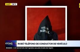 Robó teléfono de conductor de vehículo