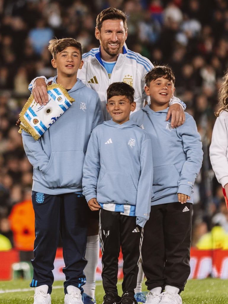 ¡Papá feliz e hijos orgullosos! Leo Messi con sus hijos Thiago, Mateo y Ciro. (Instagram/Antonela Roccuzzo)