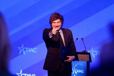  Fotografía cedida por Presidencia de Argentina de su mandatario, Javier Milei, saludando este martes en Asunción (Paraguay). 