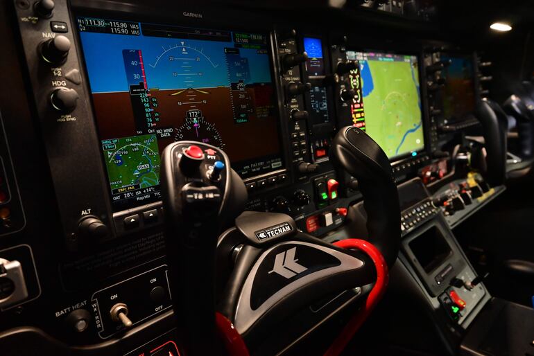 Detalle interior del avión Tecnam P2012.