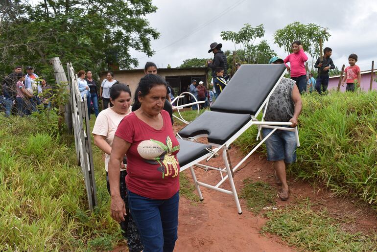Los colonos de Potrerito procedieron a desmantelar los pocos equipos del puesto de salud que funcionaba en una vivienda particular desde hace 4 años.