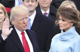 Fotografía de archivo del 20 de enero de 2017 del presidente electo de Estados Unidos, Donald Trump (i), juramentando como presidente número 45 de la historia de Estados Unidos sobre dos Biblias, una de su propiedad y otra que usó Abraham Lincoln en su primera toma de posesión, en el Capitolio, en Washington (Estados Unidos).