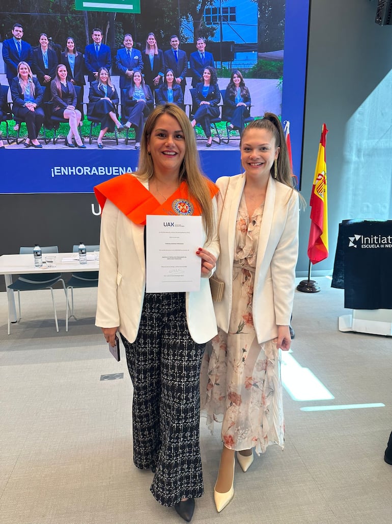 Las hijas de Adela Mercado: Vanessa Fernández Mercado, Abogada y Master en Finanzas, y Fátima Fernández Mercado, Licenciada en Ciencias de la Comunicación, actriz y cantante. (Gentileza)