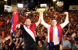 Miguel Prieto y Dani Pereira Mujica celebran la victoria del segundo en las elecciones municipales de Ciudad del Este.
