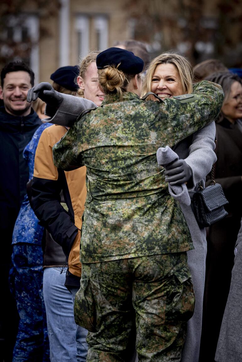 El emotivo reencuentro entre madre e hija. (EFE/EPA/PATRICK VAN KATWIJK / POOL)

