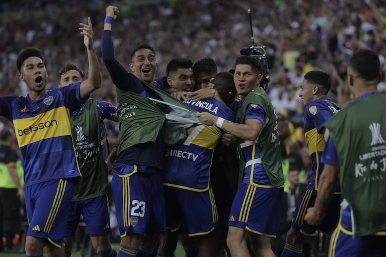 Jugadores de Boca celebran un gol hoy, en un partido de la final de la Copa Libertadores entre Boca Juniors y Fluminense en el estadio de Maracaná, en Rio de Janeiro (Brasil).