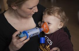 Una de las dificultades para el diagnóstico del asma en los bebés y lo niños pequeños es que no es muy fácil medir la función pulmonar en los pequeños.