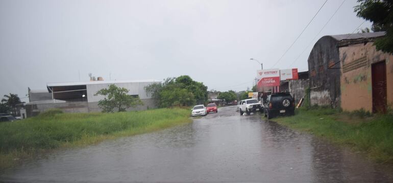 En la calle Gral. Bernardino Caballero urge desagüe pluvial para que se escurra el agua.