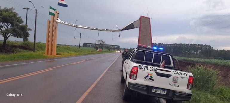 En el distrito de Tavapy, el cartel de la ciudad quedó con daños a causa del temporal.