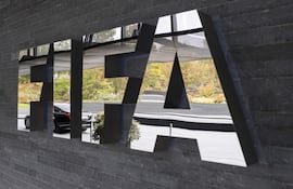 El logotipo de la FIFA se muestra antes de la reunión del Consejo de la FIFA en la sede de la organización en Zúrich, Suiza.