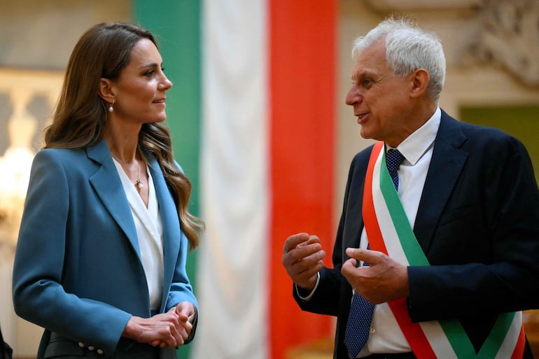 La princesa de Gales conversa con el alcalde de Reggio Emilia, Marco Massari, en el ayuntamiento de Reggio Emilia, en el marco de una visita de dos días a Italia. (Marco BERTORELLO / POOL / AFP)