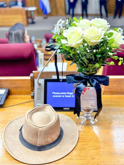 Un sombrero y un pequeño ramo de rosas blancas atadas con un listón negro y depositadas por el diputado Jatar Fernández hacen parte del discreto memorial al diputado cartista abatido Eulalio "Lalo" Gomes.