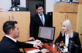 La exministra de Senad, Zully Rolón (d), prestó declaración testifical ante el fiscal Jorge Arce (de pie), en sede del Ministerio Público.