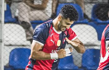 El delantero de Cerro Porteño Cecilio Andrés Domínguez Ruiz (31años) celebra uno de los dos tantos que anotó en el triunfo sobre Guaraní en Itauguá. (Foto: @CCP1912oficial)
