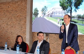 Blanca Aveiro, gerente general del Mercado Abasto Norte; Diego Ríos, intendente de Minga Guazú, y Jorge Mendelzon, director de Abasto SA.