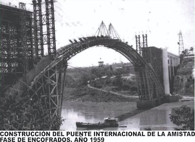 El Puente de la Amistad en plena construcción para la unión de Ciudad del Este y Foz de Iguazú.