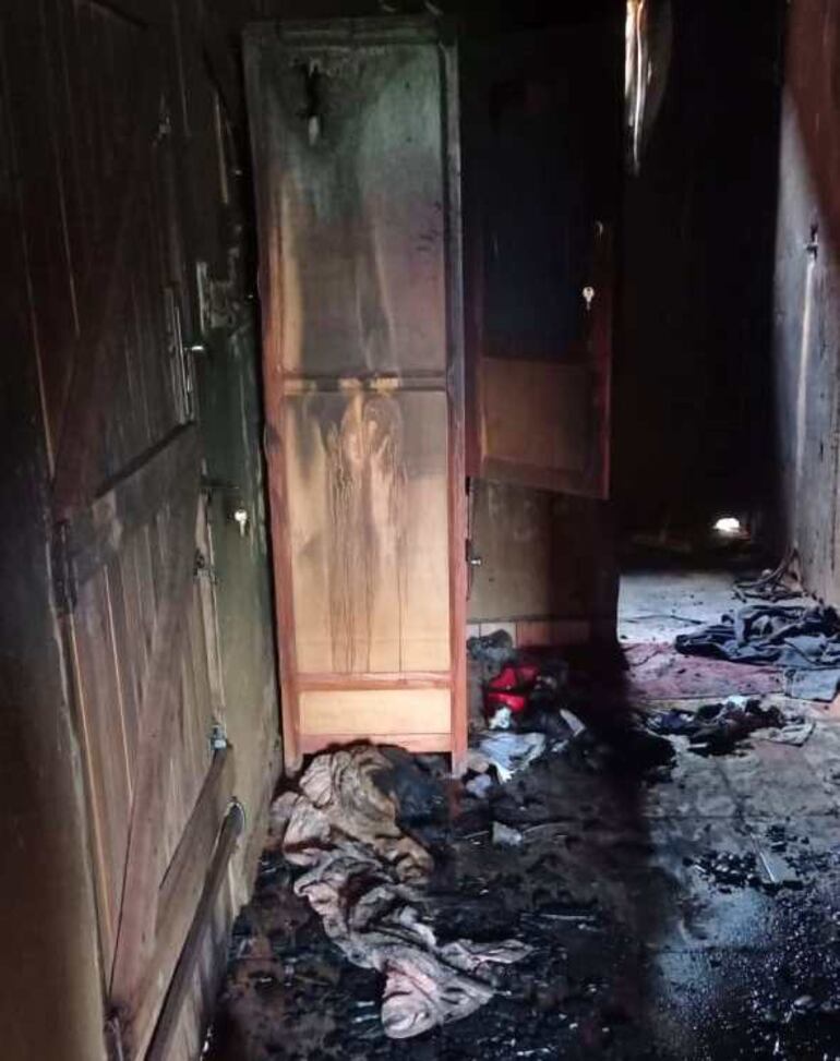 Los mobiliarios quedaron practicamente inservibles tras el incendio. 