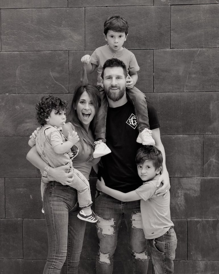 Leo Messi y Antonela Roccuzzo con sus tres hijos pequeñitos. (Instagram/Antonela Roccuzzo)