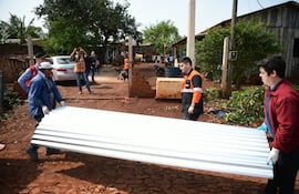 Los pobladores de Santa Rota y Santa Rosa del Monday afectados por el temporal recibieron chapas.