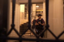 Un integrante de la Policía custodia a las afueras del Sanatorio Otamendi este sábado, en Buenos Aires (Argentina). La expresidenta argentina Cristina Fernández fue ingresada en un hospital de Buenos Aires con un cuadro de apendicitis por el cual debió ser sometida a una intervención, según informaron a EFE fuentes del entorno de la exmandataria, que cumple desde junio pasado en su domicilio una pena a seis años de prisión.