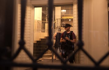 Un integrante de la Policía custodia a las afueras del Sanatorio Otamendi este sábado, en Buenos Aires (Argentina). La expresidenta argentina Cristina Fernández fue ingresada en un hospital de Buenos Aires con un cuadro de apendicitis por el cual debió ser sometida a una intervención, según informaron a EFE fuentes del entorno de la exmandataria, que cumple desde junio pasado en su domicilio una pena a seis años de prisión.