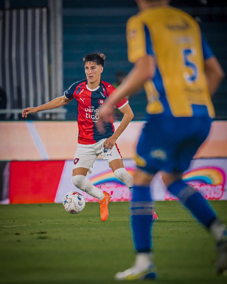 El defensor de Cerro Porteño, Alexis Damián Cañete Torres (22 años), en el partido ante Sportivo Luqueño, en La Nueva Olla.
