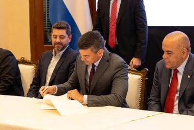 Santiago Peña (c), ante la mirada del vicepresidente Pedro Alliana y el presidente del Congreso, Basilio "Bachi" Núñez firmó a finales del año pasado la Ley de "integridad" anticorrupción y hoy oculta millonarias licitaciones a través de Itaipú.