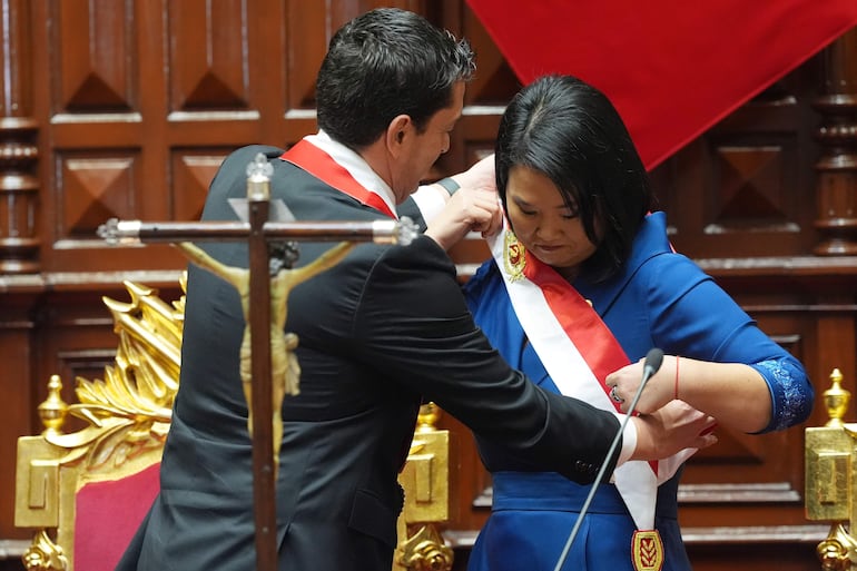 Keiko Fujimori recibió la banda presidencial en un acto realizado en el congreso peruano.