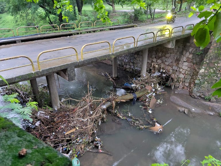 Vecinos del barrio Bella Vista exigen urgente mantenimiento de puente sobre el Mburicaó