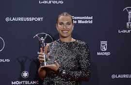 Aryna Sabalenka (27 años), primera en el escalafón de la WTA, con su trofeo Laureus.
