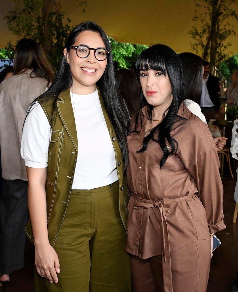 Dos mujeres asisten al evento