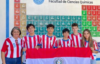 Los estudiantes paraguayos que irán a la Olimpiada Internacional de Química, acompañaados por sus tutoras.