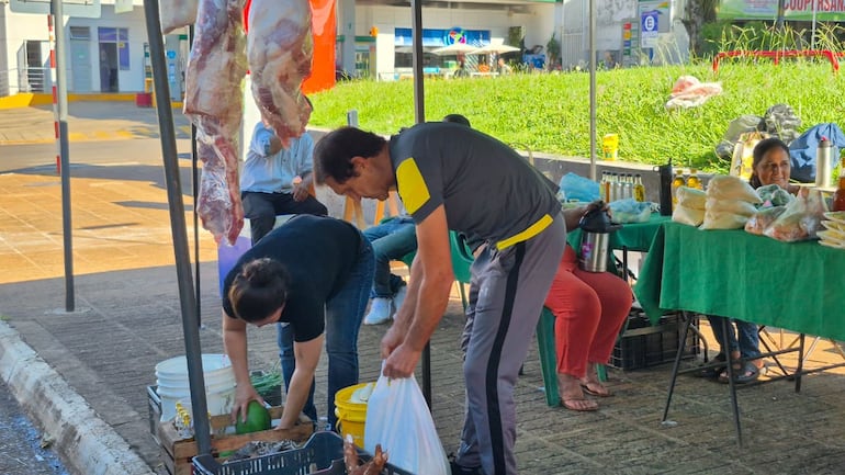 Productos agrícolas expuestos en la Feria Agroecológica de la Pastoral Social en Encarnación