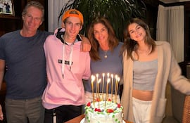 La cumpleañera Cindy Crawford rodeada de su esposo Rande Gerber y sus hijos Kaia y Presley.