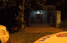 Agente Lince falleció en un inquilinato —en la imagen la fachada de la vivienda— ubicado en el barrio Isla Bogado de Luque.