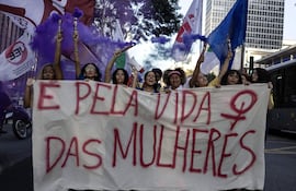 Mujeres participan en una manifestación para exigir a la Cámara de los Diputados que apruebe un proyecto de ley que tipifica la misoginia, con penas más duras para los discursos de odio hacia las mujeres, este sábado, en Sao Paulo (Brasil).